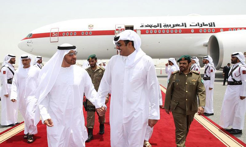 أمير قطر تميم بن حمد آل ثاني إلى جانب ولي عهد أبو ظبي محمد بن زايد آل نهيان
