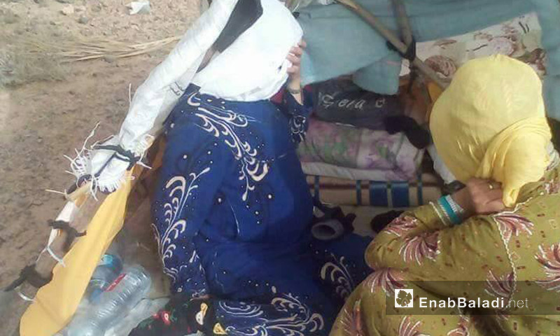 امرأة حامل إلى جانب طفلها عالقة على الحدود الجزائرية المغربية - أيار 2017 (عنب بلدي)