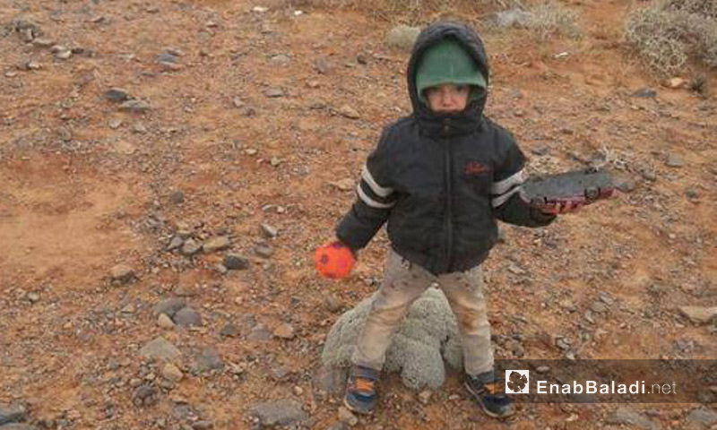 طفل سوري عالق مع العشرات من السوريين على الحدود الجزائرية المغربية - أيار 2017 (عنب بلدي)