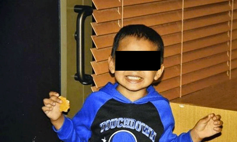 أدريان جونز (سبعة أعوام)، طفل أمريكي قتله والداه في ولاية كنساس الأمريكية (ديلي ميل)