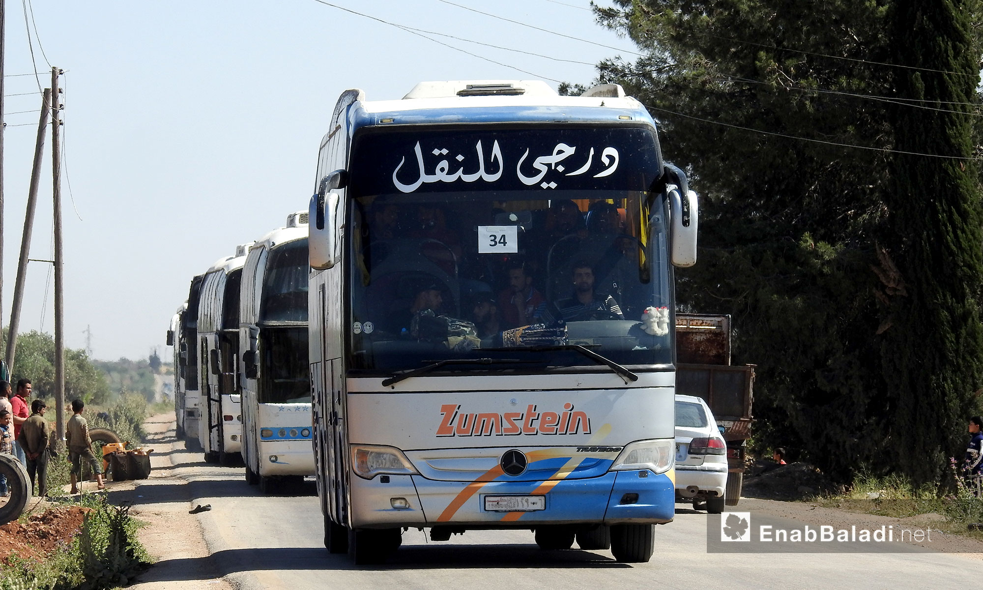 قافلة الدفعة التاسعة من أهالي الوعر على اتستراد الباب-الراعي باتجاه جرابلس - 11 أيار 2017 (عنب بلدي)