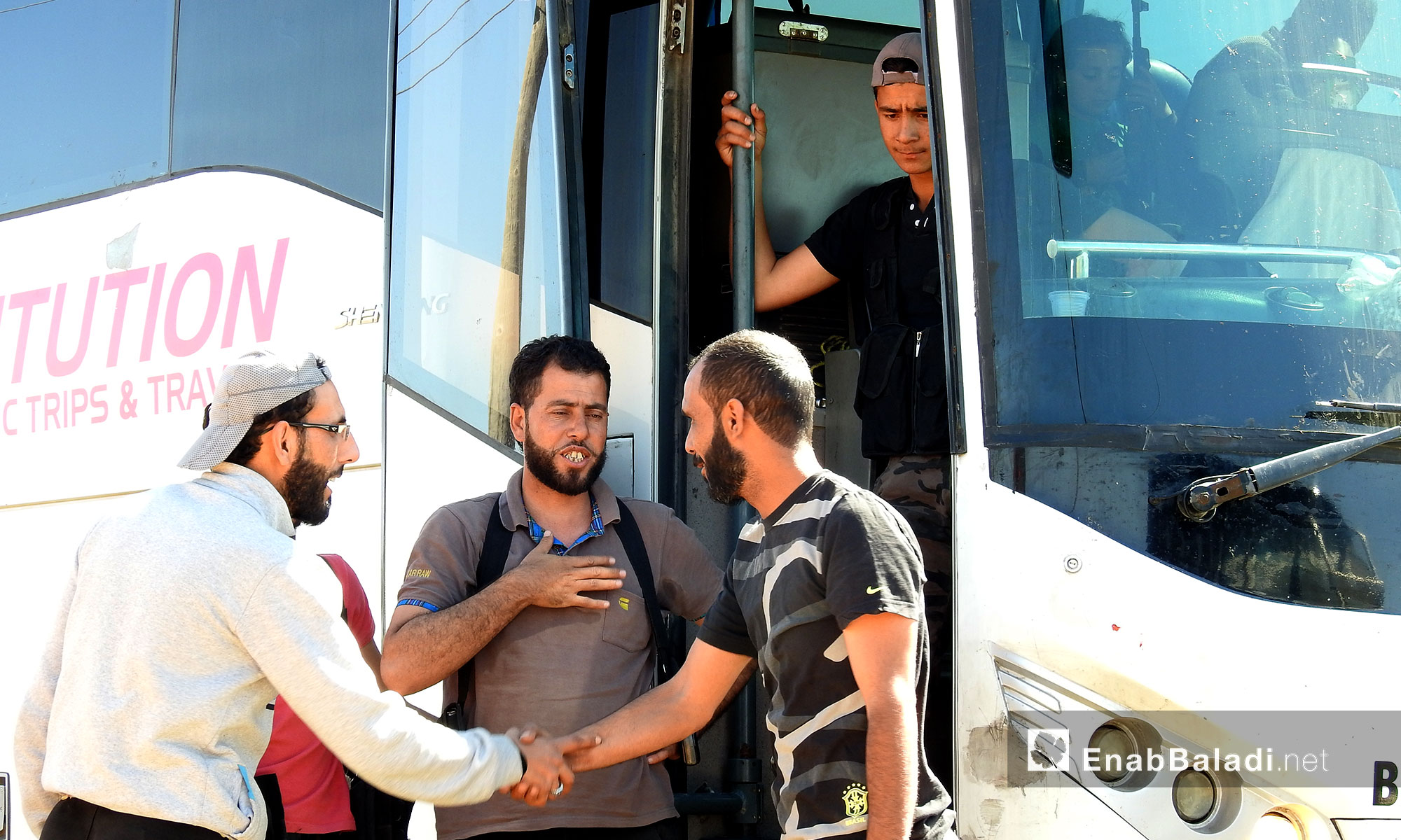 قافلة الدفعة التاسعة من أهالي الوعر على اتستراد الباب-الراعي باتجاه جرابلس - 11 أيار 2017 (عنب بلدي)