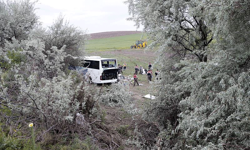 انقلاب حافلة ركاب على طريق أنقرة، تركيا، ومقتل 8 أشخاص- 27 أيار (الأناضول)