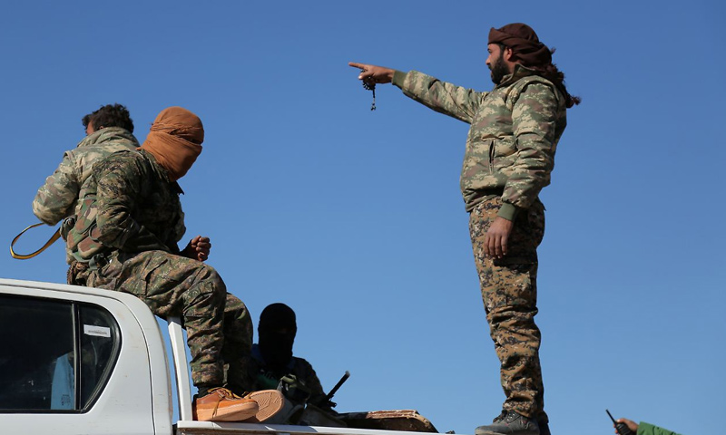 عناصر من قوات سوريا الديموقراطية في محيط مدينة الرقة - نيسان 2017 - (رويترز)