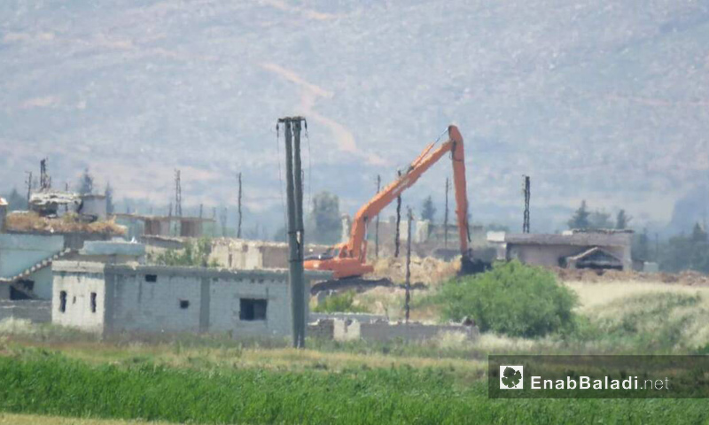 آلية لقوات الأسد تضع سواتر ترابية في قرية الكريم بسهل الغاب- الأربعاء 24 أيار (عنب بلدي)