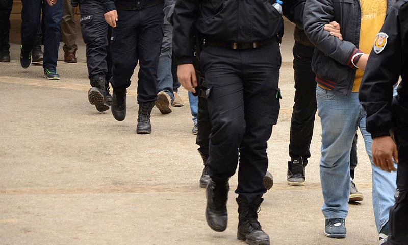 (تعبيرية) الشرطة التركية أثناء عملية اعتقال (الأناضول)