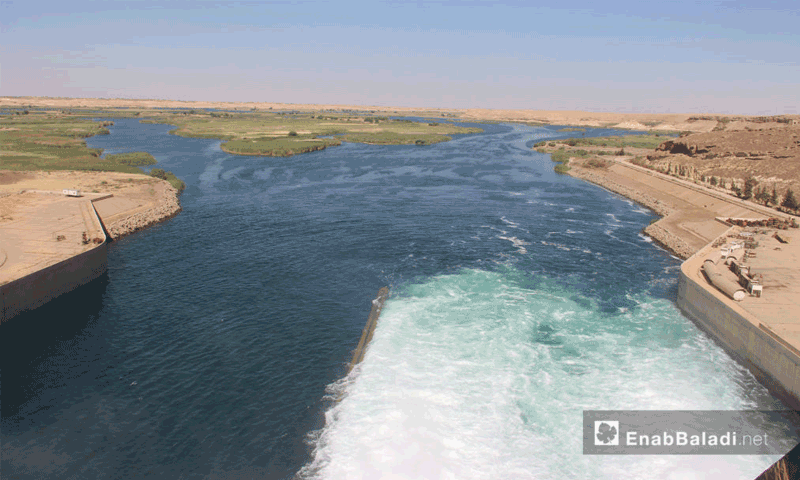مياه سد الفرات في مدينة الطبقة غرب الرقة - 15 أيار 2017 (عنب بلدي)