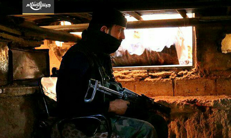 مقاتل من جيش الإسلام على الجبهات العسكرية في الغوطة الشرقية - (جيش الإسلام)
