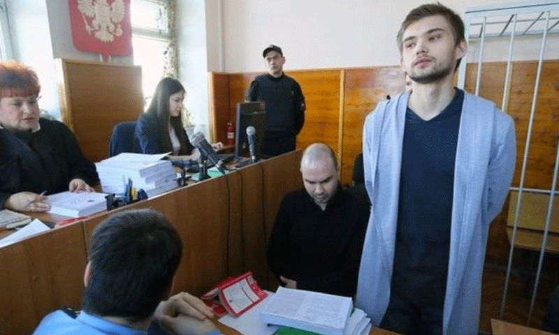 روسلان سكولوفسكي، مدون روسي داخل محكمة يكاترينبورغ الروسية، الأربعاء- 11 أيار (أ.ف.ب)