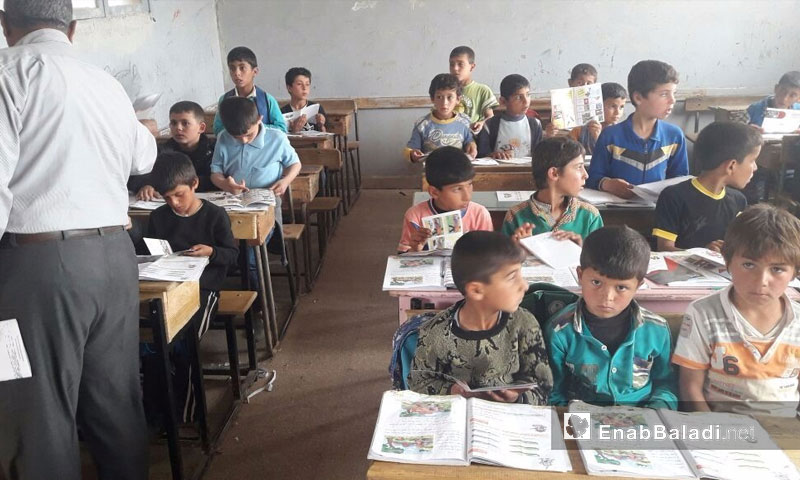 أطفال مدرسة كفرة شمال حلب، يقرأون قصص وبروشورات التوعية - 8 أيار 2017 (عنب بلدي)