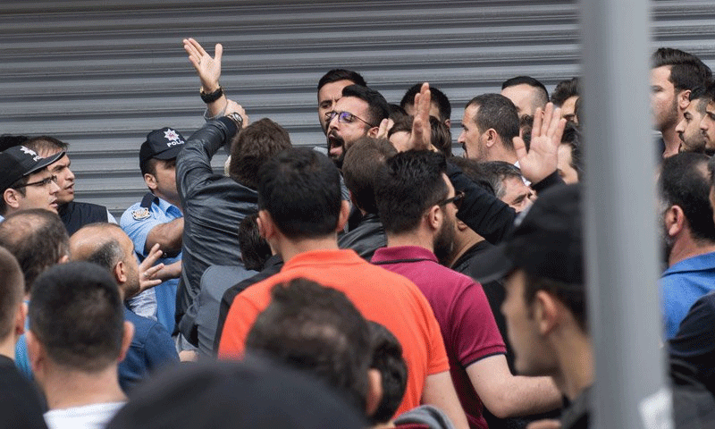 أتراك غاضبون جراء مقتل مواطن تركي على يد لاجئين في حي سلطان غازي في إسطنبول - الإثنين 15 أيار (سوزجو)