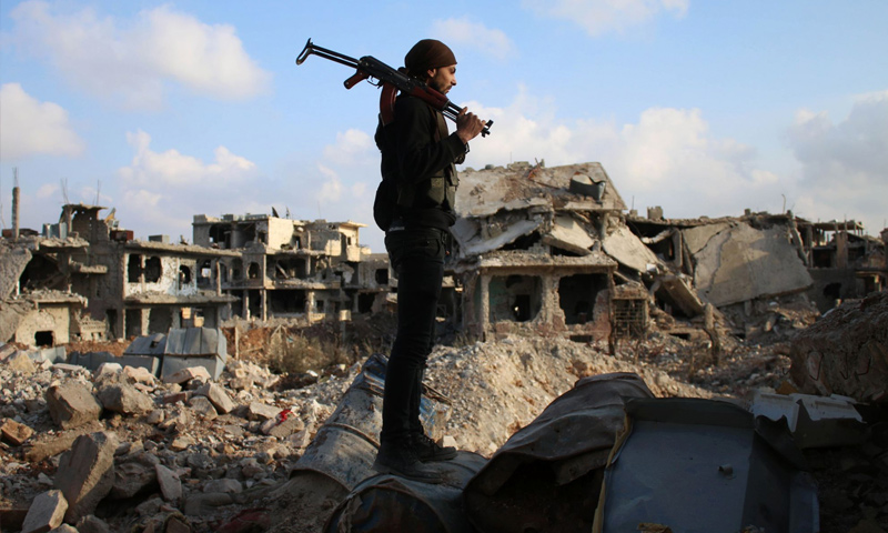 مقاتل في صفوف المعارضة السورية في درعا (AFP)