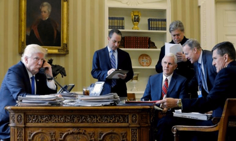 الرئيس الأمريكي، دونالد ترامب، مع عدد من مسؤولي الإدارة الأمريكية، داخل البيت الأبيض (رويترز)