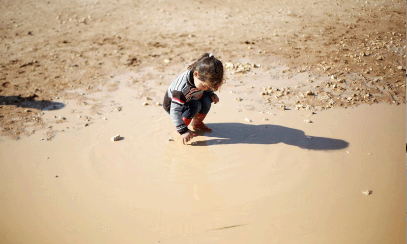 طفلة سورية أمام بركة ماء في مخيك الزعتري للاجئين السوريين في الأردن - 28 كانون الثاني - (رويترز)