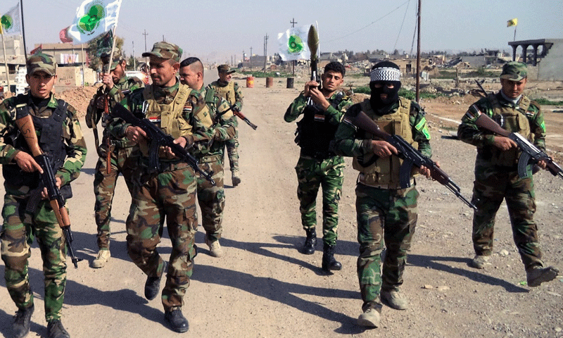 عناصر من ميليشيا الحشد الشعبي العراقي على الجبهات العسكرية القريبة من الحدود السورية - (انترنت)