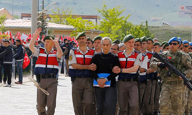 قائد القوات الجوية السابق، الفريق أكين أوزتورك، يساق إلى المرافعة الأولى في سجن سنجان في أنقرة وسط احتياطات مرتفعة- الإثنين 22 أيار (الأناضول)