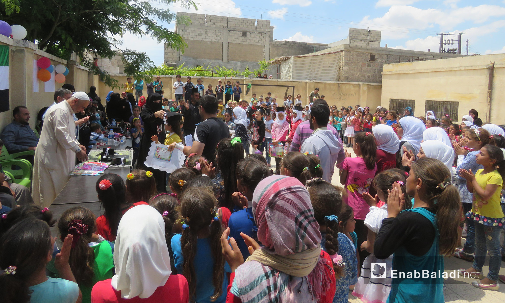 أطفال يٌشاركون في حفلٍ للمتفوقين  في صوران شمال حلب - 25 أيار 2017 (عنب بلدي)