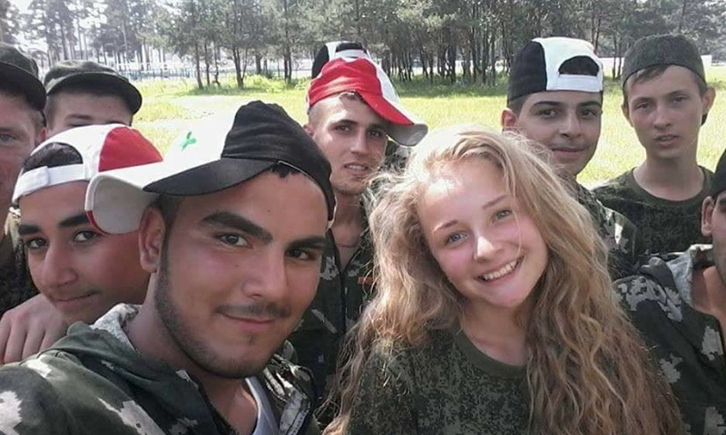 شابة روسية مع موالون للنظام السوري في دمشق - (انترنت)
