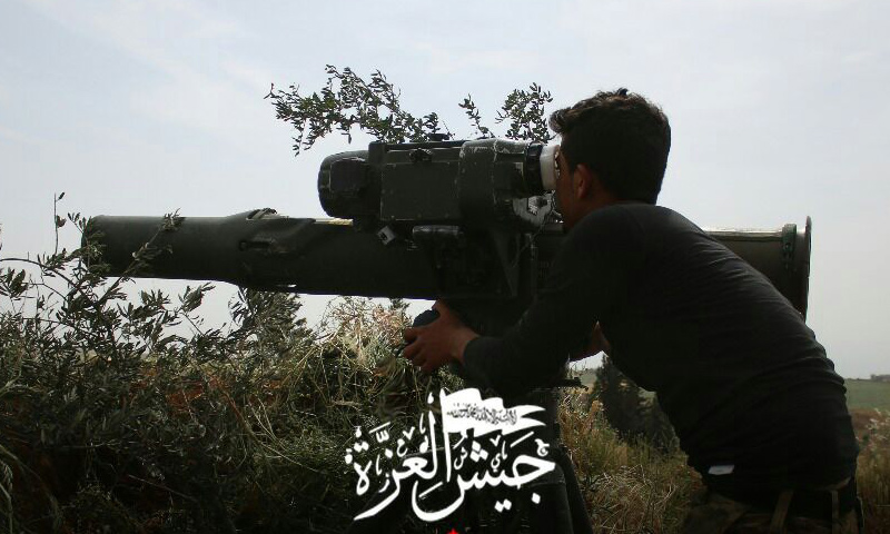مقاتل من جيش العزة على الجبهات العسكرية بريف حماة الشمالي - (جيش العزة)