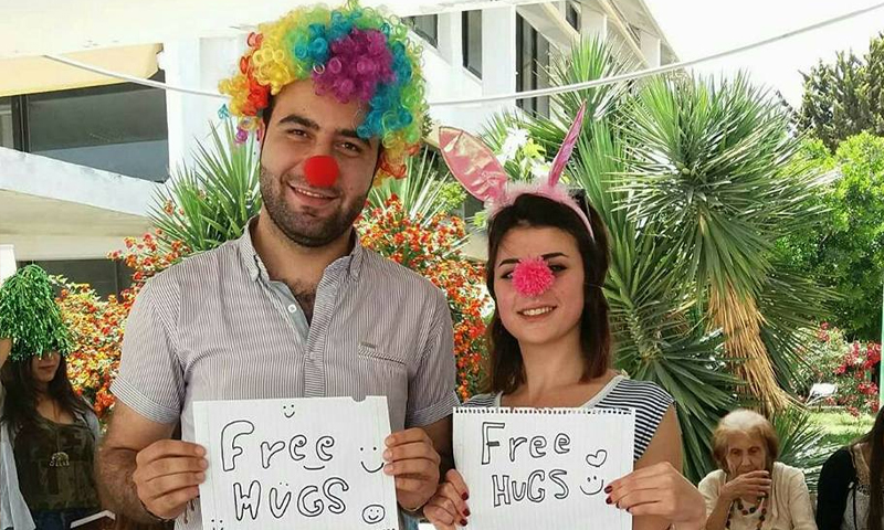 حملة "عناق مجاني" في جامعة تشرين باللاذقية - الخميس 11 أيار - (المدينة إف إم)