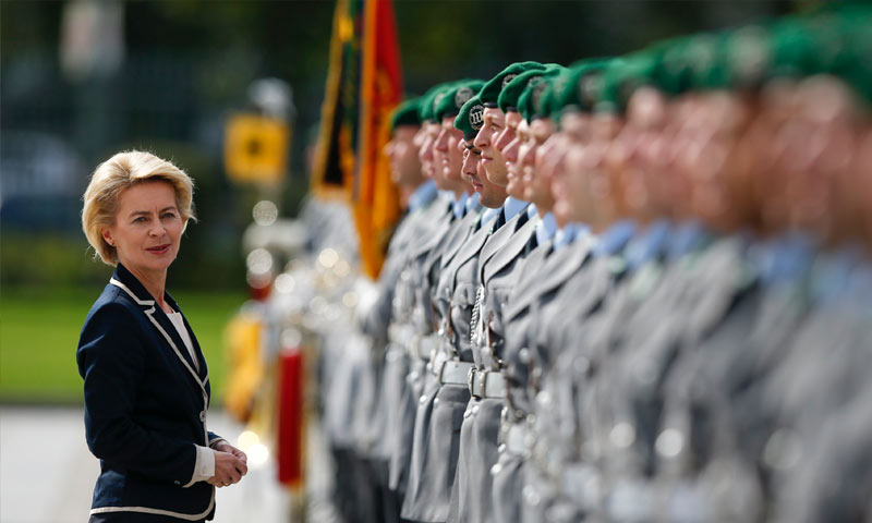 تعبيرية: عناصر من الجيش الألماني برفقة وزيرة الدفاع، أورسولا فون دير ليين (إنترنت)
