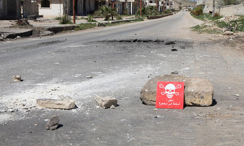 لافتة تنبه من خطر الغازات السامة في خان شيخون بإدلب - (وكالة الأناضول)