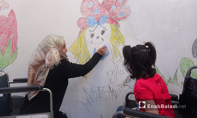 أطفال ذوو احتياجات خاصة يرسمون على جدران إدلب 11 أيار 2017 (عنب بلدي)