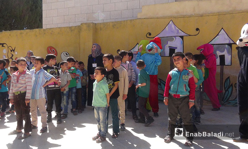 أطفال مدرسة كفرة
شمال حلب يقرأون قصص
وبروشورات التوعية من
مركز الألغام
8 أيار 2017( عنب بلدي)