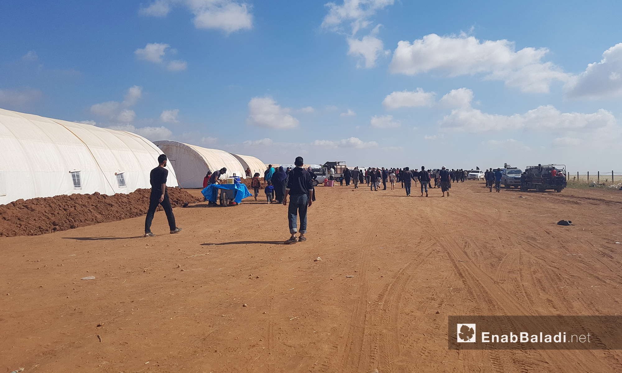 أهالي حي الوعر داخل مخيم "زوغرة" في ريف جرابلس بحلب - 22 أيار 2017 (عنب بلدي)