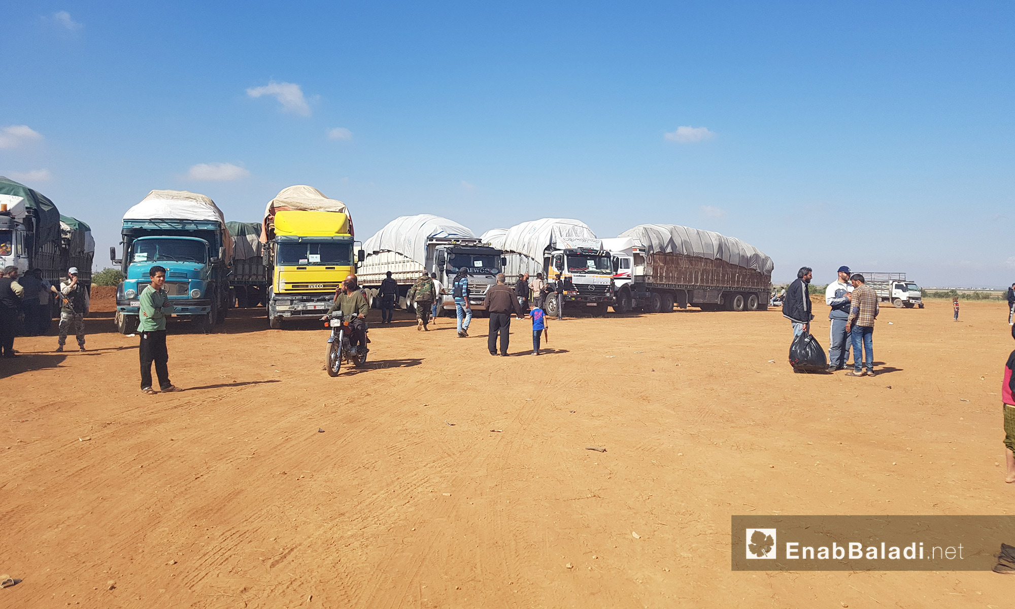 شاحنات الأمتعة الخاصة بأهالي حي الوعر داخل مخيم "زوغرة" في ريف جرابلس بحلب - 22 أيار 2017 (عنب بلدي)