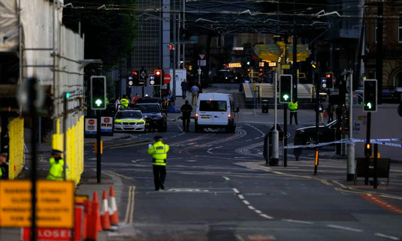 الشرطة البريطانية خارج موقع أرينا مانشستر وسط المدينة عقب التفجير- 22 أيار (رويترز)