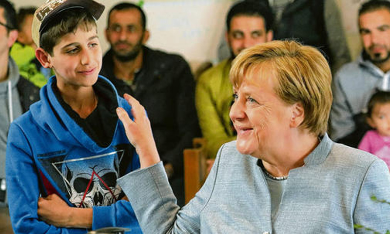 المستشارة الألمانية مع الطفل السوري سومر الراوي- 10 أيار 2017 (مواقع ألمانية)