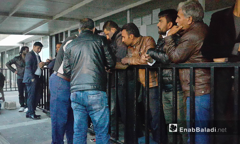 ازدحام السوريين للحصول على "كيمليك" في مركز "سرين" بأورفة التركية - 3 أيار 2017 (عنب بلدي)