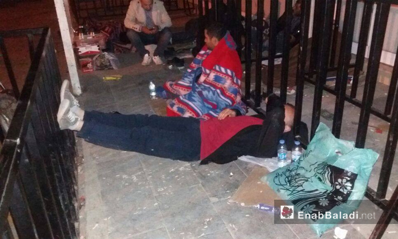 سوريون ينامون قرب مركز الحصول على "كيمليك" في أورفة التركية - 3 أيار 2017 (عنب بلدي)