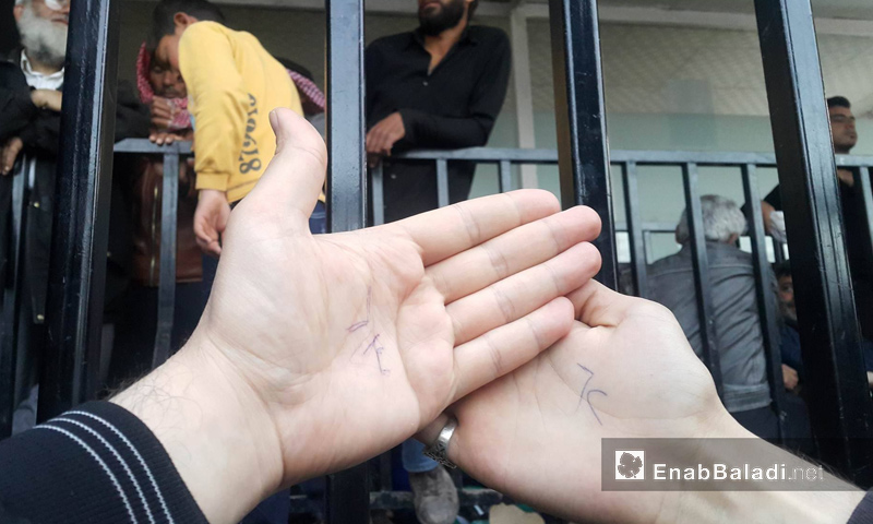 الأرقام تُسجل على أيدي الراغبين بالحصول على "كيمليك" في أورفة التركية - 3 أيار 2017 (عنب بلدي)