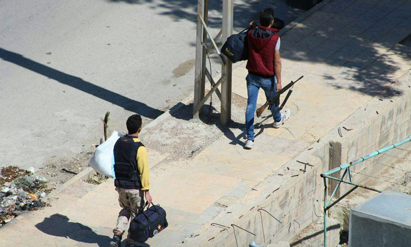 عناصر من المعارضة قبيل خروجهم من برزة- 20 أيار 2017 (المكتب الإعلامي في حي برزة)