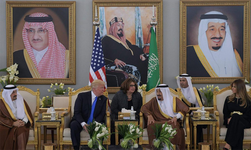 العاهل السعودي والرئيس الأمريكي في الرياض - 20 أيار 2017 (وكالات)