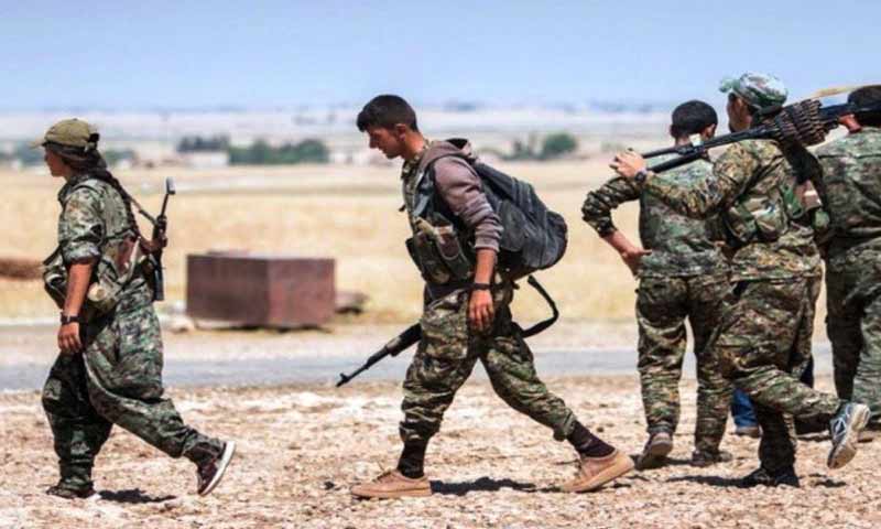 عناصر من قوات سوريا الديموقراطية في محيط مدينة الطبقة بريف الرقة - (رويترز)