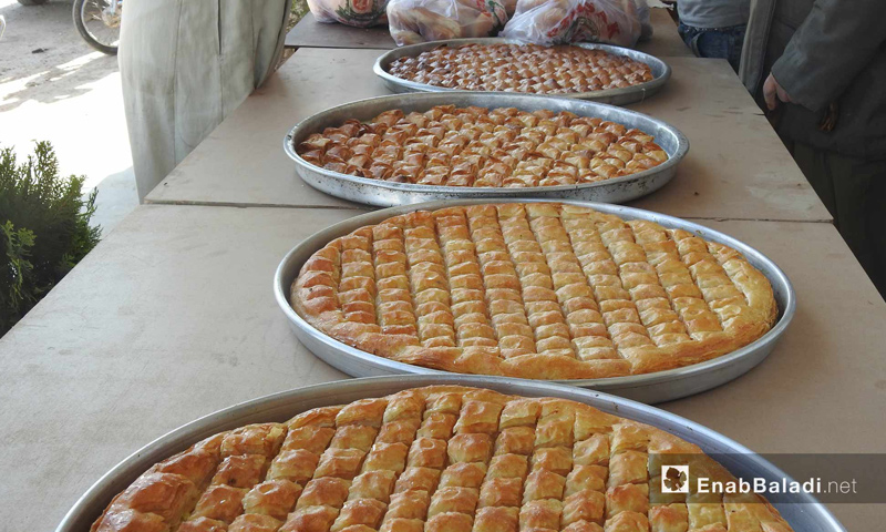 أطباق من الحلويات في بلدة صوران بريف حلب الشمالي - 27 أيار 2017 - (عنب بلدي)