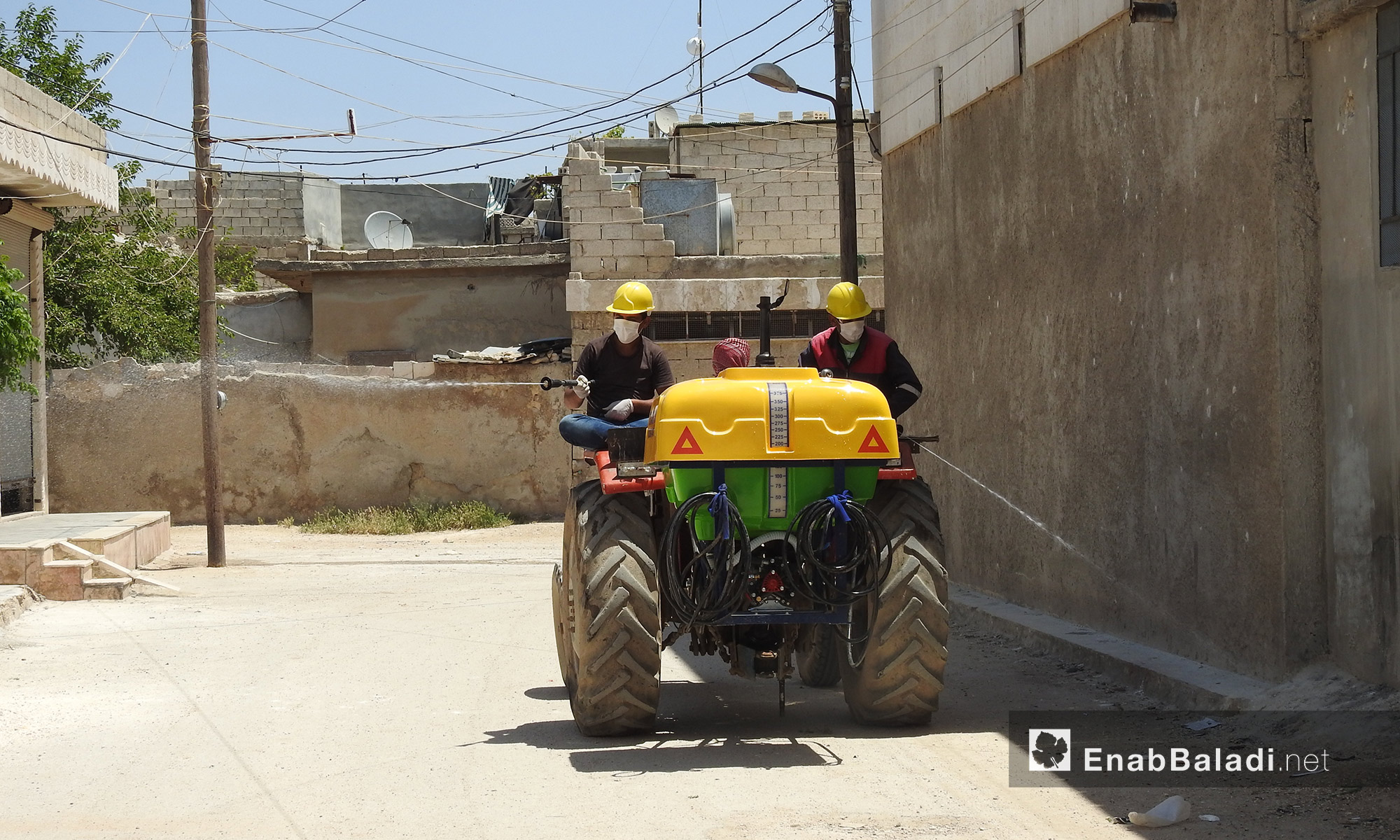 آليات مجلس بلدة صوران المحلي ترش المبيدات الحشرية في أنحاء البلدة شمال حلب  - 28 أيار 2017 (عنب بلدي)
