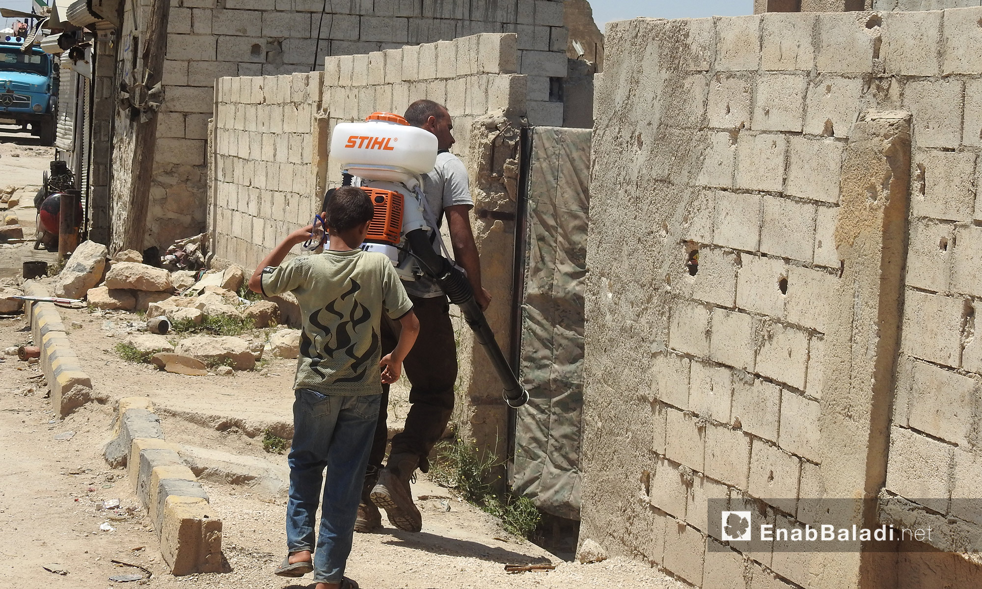 المرحلة الثانية من عملية رش المبيدات الحشرية، تأتي عن  طريق مضخات محمولة على الظهر تستهدف منازل بلدة صوران شمال حلب - 28 أيار 2017 (عنب بلدي)