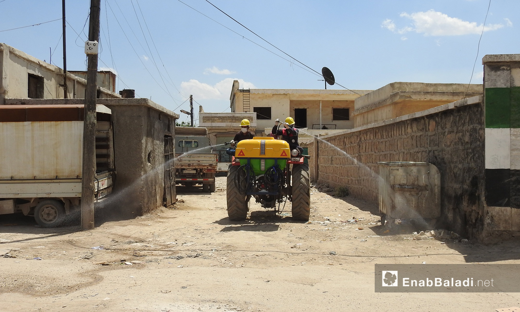 بدء عملية رش المبيدات الحشرية في بلدة صوران شمال حلب  على مرحلتين - 28 أيار 2017 (عنب بلدي)