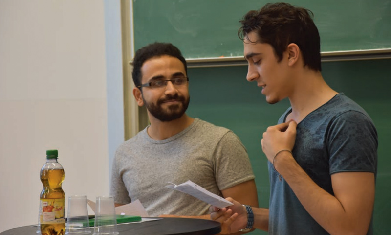 طلاب سوريون يتعلمون اللغة الألمانية في جامعة برلين التقنية (NRT)