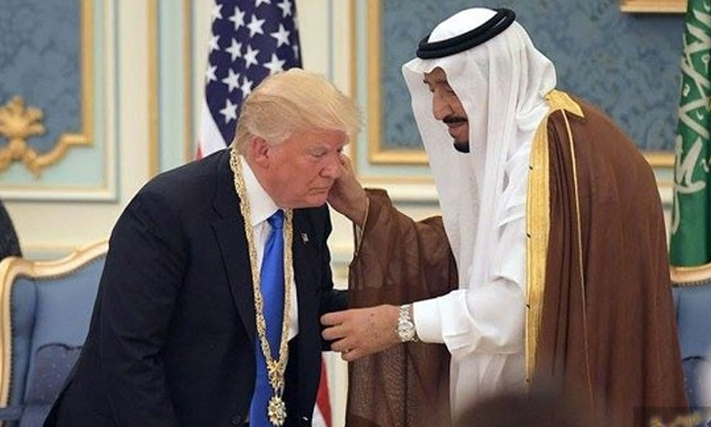 الملك سلمان بن عبد العزيز يقلد الرئيس الأمريكي دونالدة ترامب قلادة الملك عبد العزيز - 20 أيار 2017 - (انترنت)