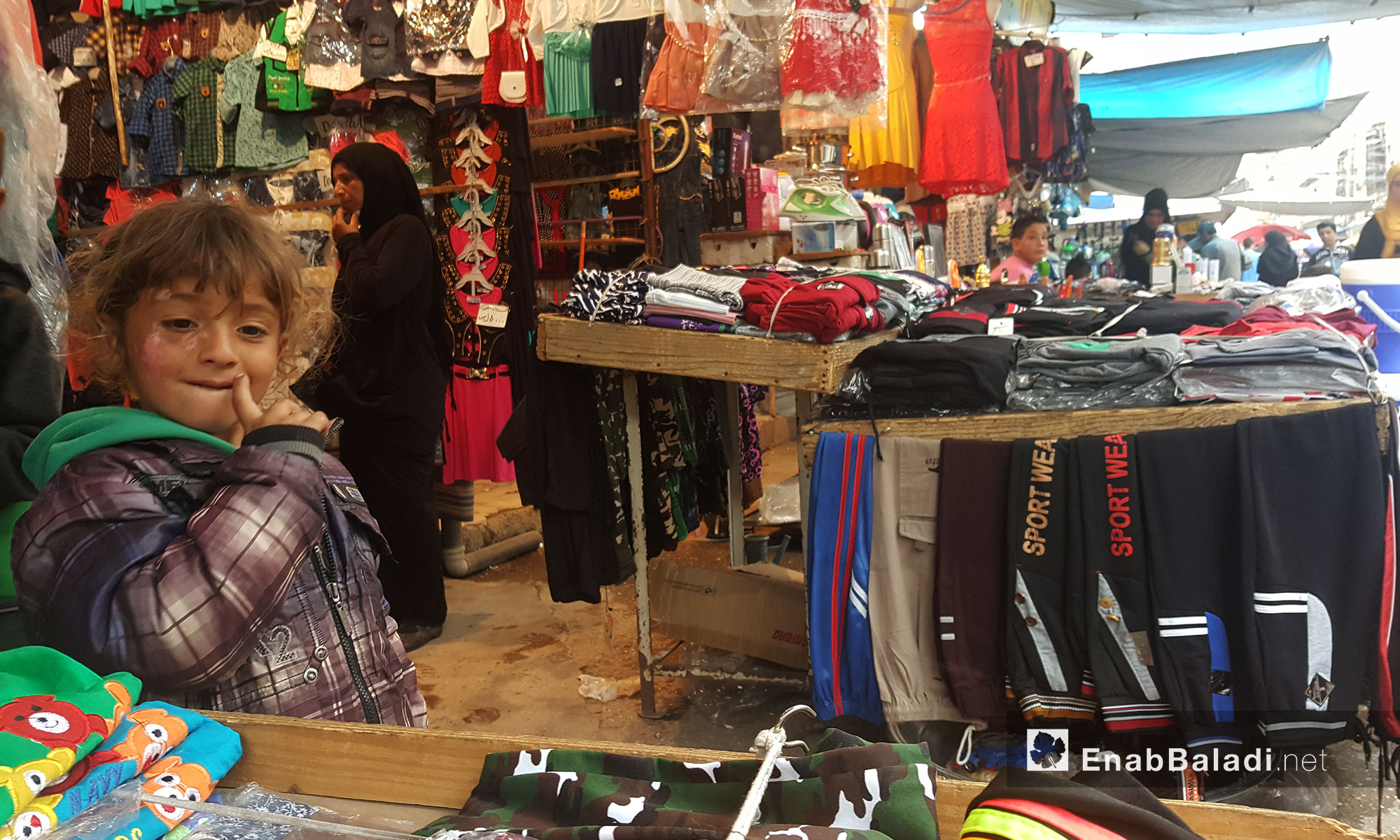 مواطنون يتسوقون في "سوق الأتراك" في مدينة القامشلي - 5 أيار 2017 (عنب بلدي)
