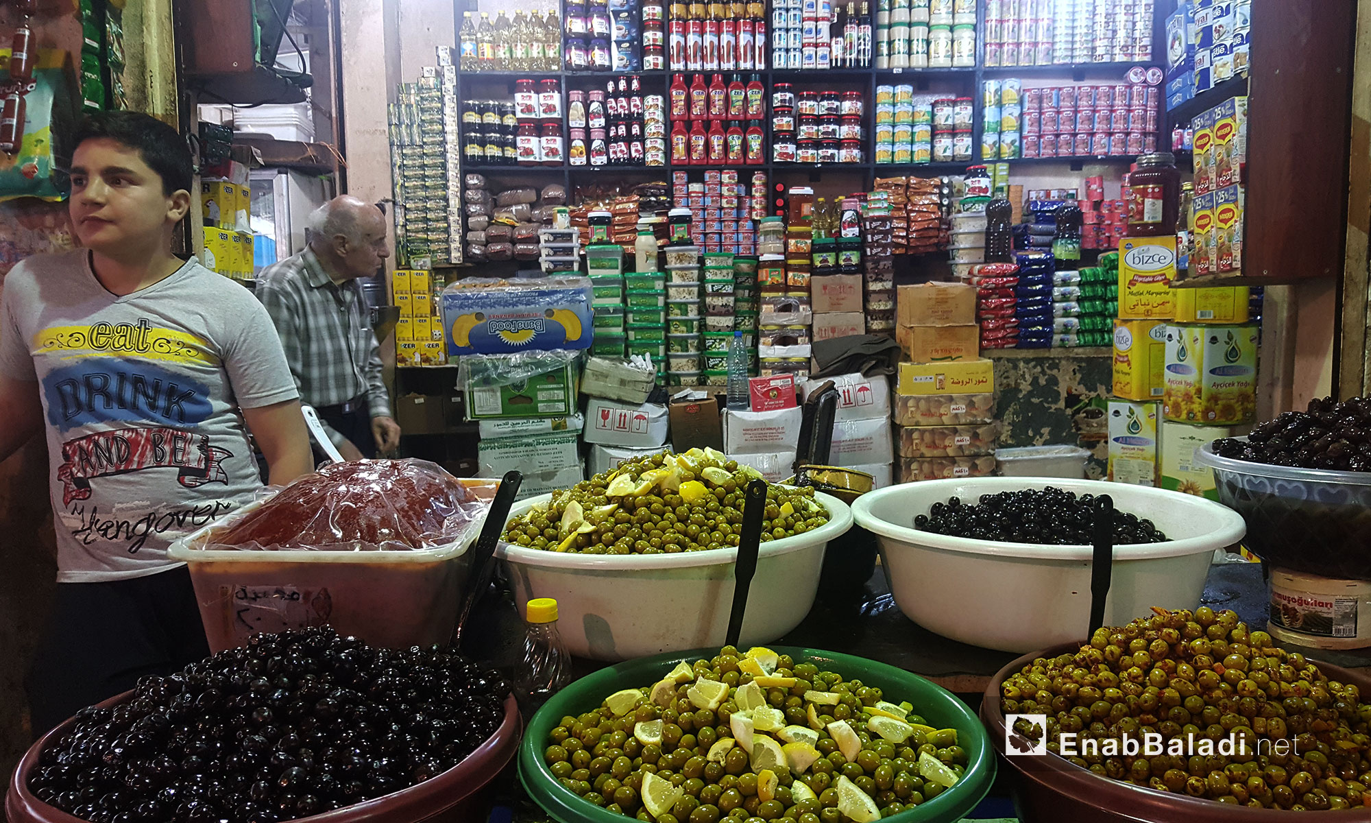 مواطنون يتسوقون في "سوق الأتراك" في مدينة القامشلي - 5 أيار 2017 (عنب بلدي)