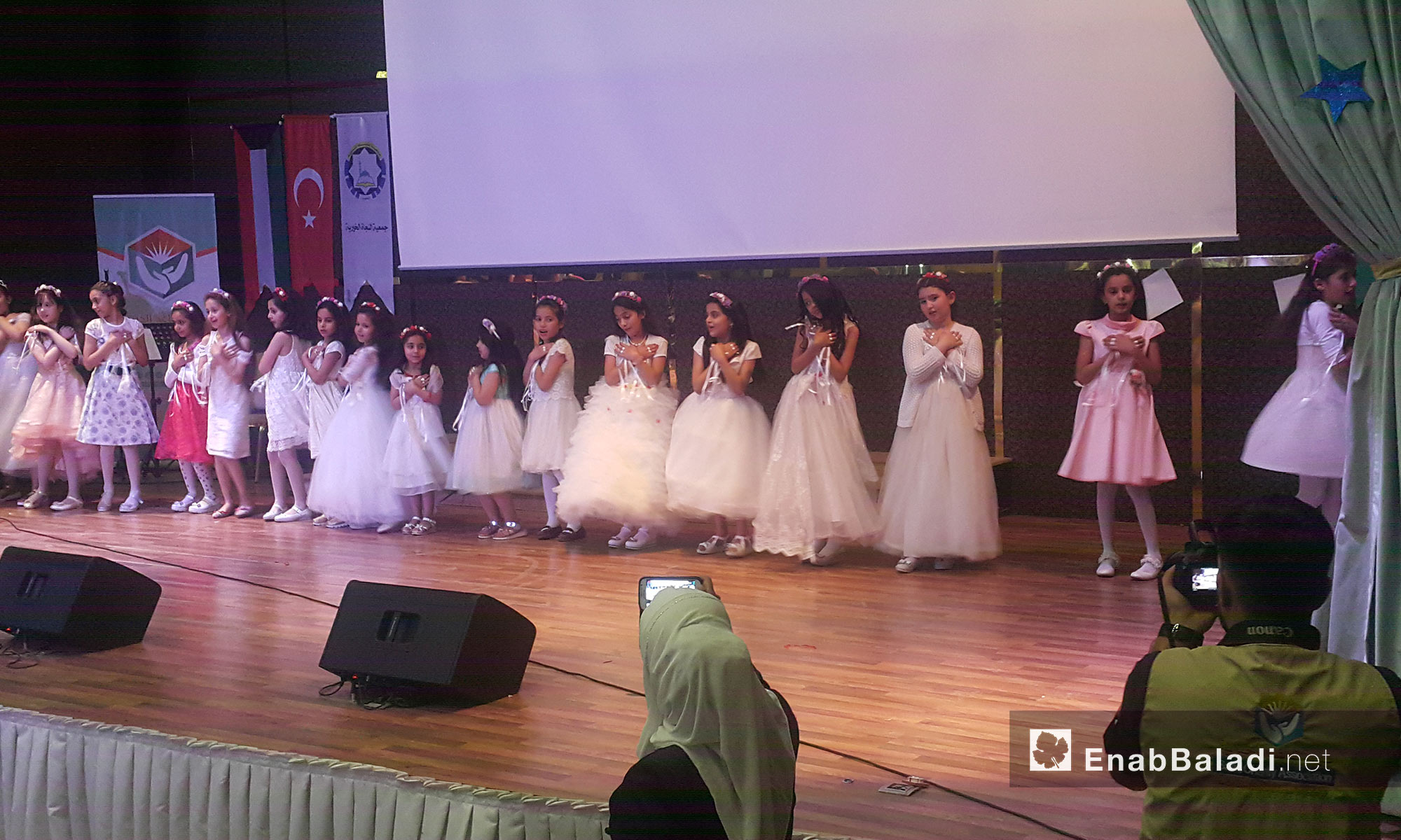 لوحات راقصة خلال حفل   تكريم مدرستي ساعد والفجر في أورفة التركية - 25 أيار 2017 (عنب بلدي)