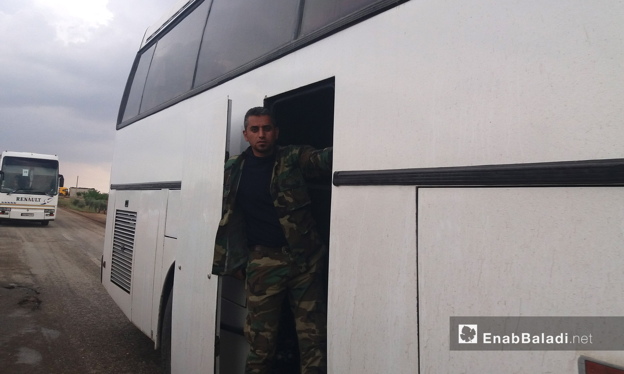 مقاتل من المعارضة داخل حافلة تقل مهجري الوعر إلى جرابلس شمال حلب  - 5 أيار 2017 (عنب بلدي)