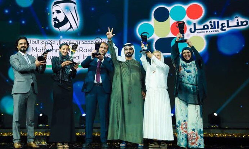 محمد بن راشد يسلم المرشحين الخمس جائزة "صانع أمل" - 18 أيار 2017 (حساب رئيس الإمارات في تويتر)