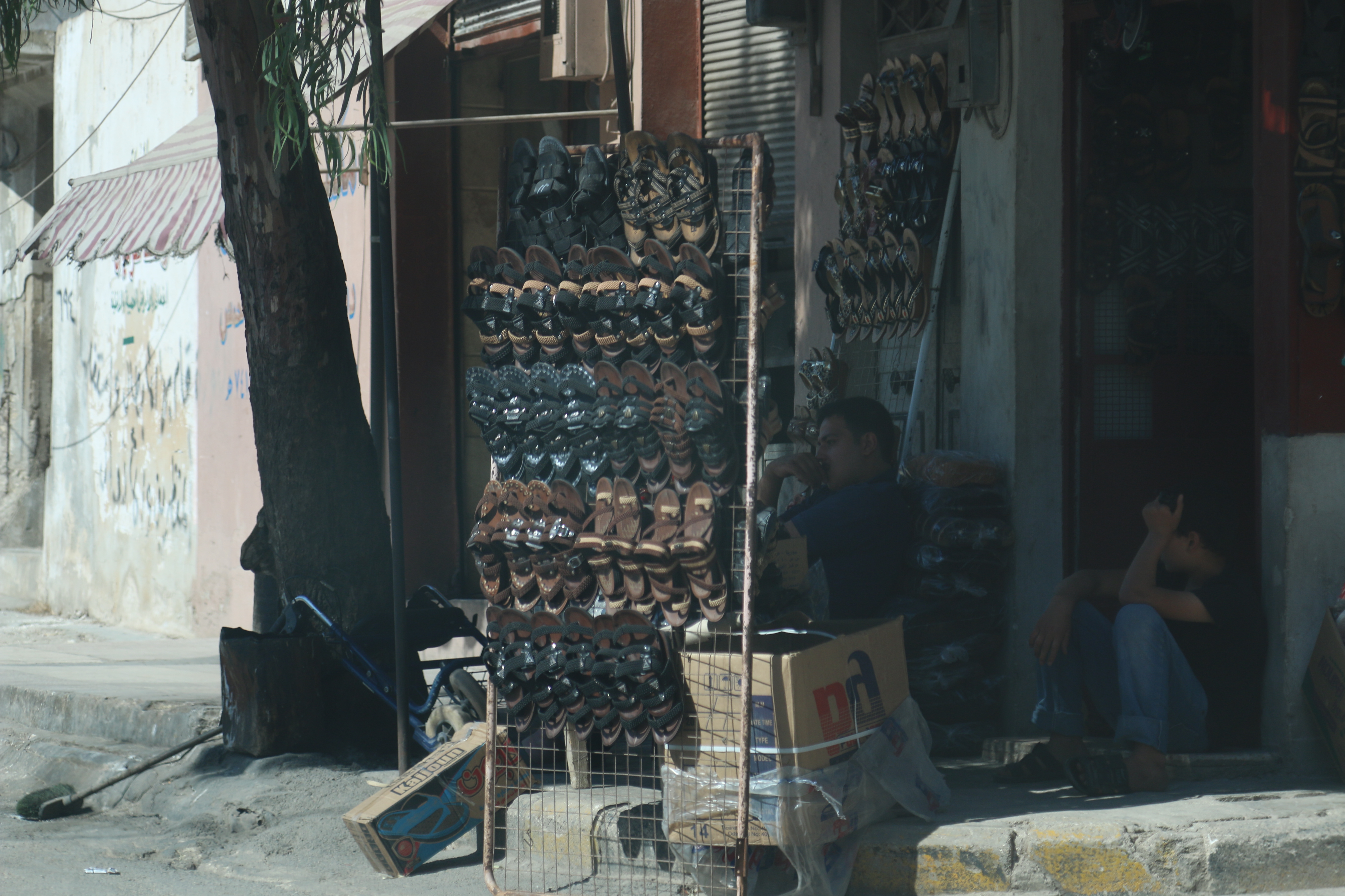 بائع أحذية جلدية في بلدة أرمناز بريف إدلب - 23 حزيران 2017 (عنب بلدي)